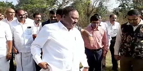 காலணியை கழட்ட சொன்ன சர்ச்சை: சிறுவன் குடும்பத்தோடு அமைச்சர் பேச்சுவார்த்தை