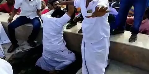 அமைச்சர் பங்கேற்ற நிகழ்ச்சியில் தரைத்தளம் உடைந்து விபத்து: பள்ளத்தில் விழுந்த தொண்டர்கள்