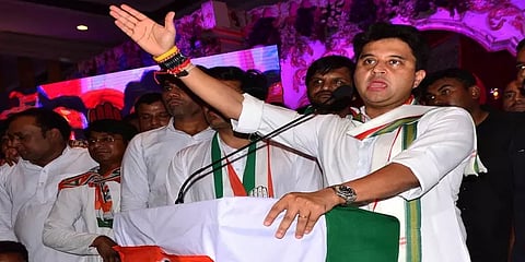 நீண்ட நெடிய அரசியல் பின்னணி.. ஜோதிராதித்ய குடும்பத்தில் பாஜகவும், காங்கிரசும்.! யார் இவர்?