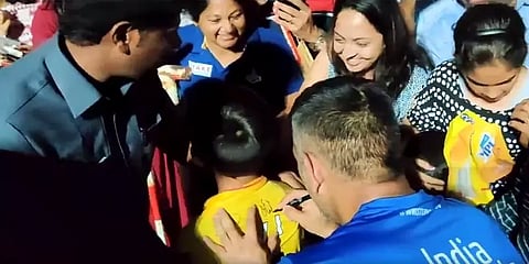 ஆட்டோகிராப் போட்டு குட்டீஸ்களை குஷிப்படுத்திய தோனி - சிஎஸ்கே வெளியிட்ட வீடியோ