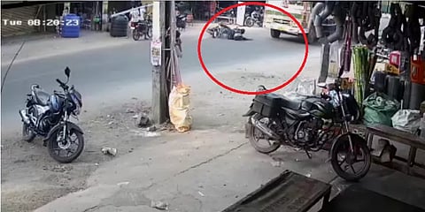 ‘பைக்’ டேங்கில் பையை வைத்து பயணம் - விபத்தில் சிக்கி கல்லூரி மாணவர் உயிரிழப்பு