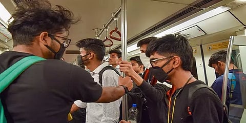 கொரோனா அச்சுறுத்தல்: டெல்லியில் 5 பேருக்கு மேல் ஒன்றாக கூட காவல்துறை தடை