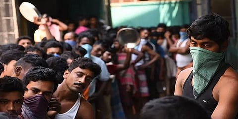 எங்கே சமூக விலகல்? உணவுக்காக இடித்துக்கொண்டு நிற்கும் புலம்பெயர்ந்த தொழிலாளர்கள்..!