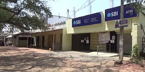 கொரோனா வைரஸ் நோயாளி வருகையால் அலார்ட் : தனிமைப்படுத்தப்பட்ட வங்கி, ஏடிஎம்..!