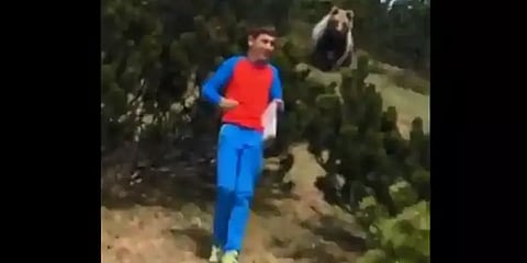 மலையில் பின் தொடர்ந்த கரடி: சாமர்த்தியமாக தப்பித்த சிறுவன் - வீடியோ