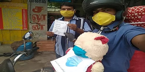 கரடி பொம்மைக்கு "மாஸ்க்" - தன்னார்வலரின் நூதன பரப்புரை !