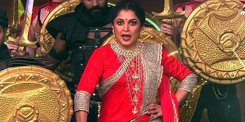 நடிகை ரம்யாகிருஷ்ணன் காரிலிருந்து மது பாட்டில்கள் பறிமுதல் !