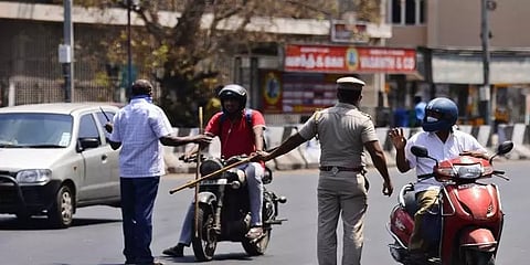 உத்தரவை மீறி கொரோனாவால் பாதிக்கப்பட்டவர் சாலையில் நடமாட்டம்: வழக்குப்பதிவு செய்த போலீசார்