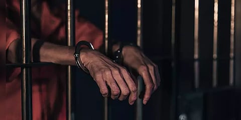 பரிசோதனையில் உறுதியான கொரோனா : 24 வயது கைதி தற்கொலை..!