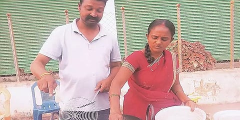 ”பள்ளிக்கு நான் தேவையில்லை என்று கூறிவிட்டார்கள்” - இட்லி கடை நடத்தி வரும் தலைமை ஆசிரியர்