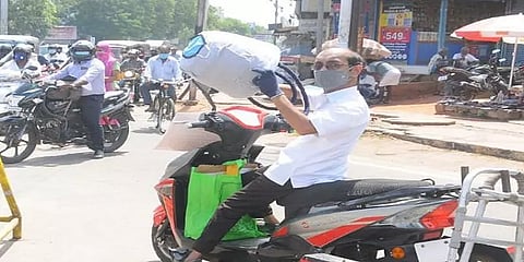 ”இவ்வளவு பெரிய முகக் கவசமா” : மாற்றுத்திறனாளியின் வித்தியாசமான முயற்சி