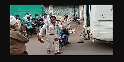 ‘அய்யோ அடித்து கொடுமை படுத்துகிறார்களே’ சீக்கியரின் தலைமுடியை பிடித்து இழுத்த ம.பி போலீஸ்