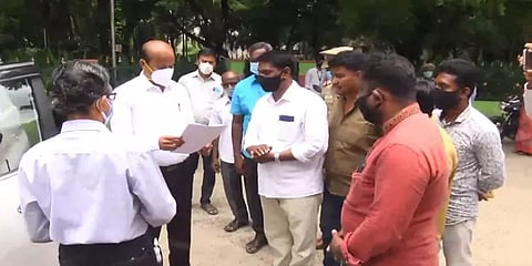 கொரோனாவால் இறந்தவருக்கு 'நெகட்டிவ்' வந்ததாக மெசேஜ்.. மன உளைச்சலுக்கு ஆளான குடும்பத்தினர்!!