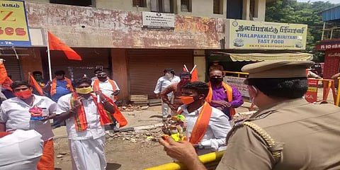 விநாயகர் சதுர்த்தி கொண்டாட அனுமதி வழங்கக்கோரி சென்னையில் ஆர்ப்பாட்டம்... 15பேர் கைது