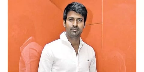 கொரோனாவுக்கு கசாயம்!!! நமக்கு கறிக்குழம்பு? - சித்த மருத்துவரை வாழ்த்திய நடிகர் சூரி