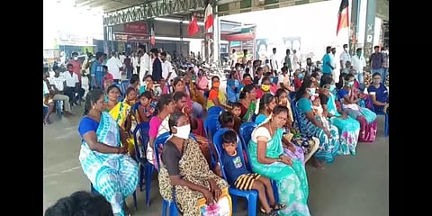 தனிமனித இடைவெளி மற்றும் பாதுகாப்பு உபகரணங்கள் இன்றி உறுப்பினர் சேர்க்கை நடத்திய அதிமுக