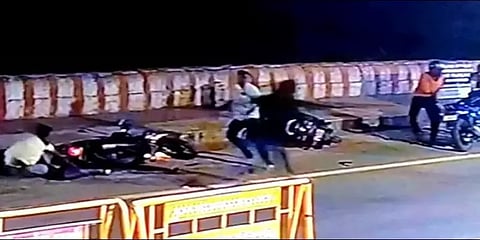 பைக்கில் சென்றவரை அரிவாளால் வெட்டி வழிபறி செய்ய முயன்ற இளைஞர்கள்.. அதிர்ச்சி சம்பவம்