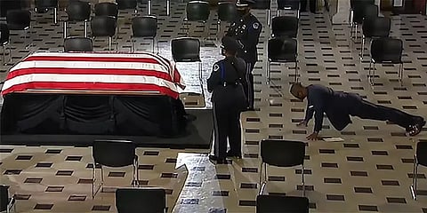 நீதிபதியின் உடலுக்கு புஷ் அப்ஸ் எடுத்து மரியாதை செலுத்திய உடற்பயிற்சியாளர்