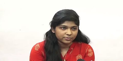 சின்ன வயசு ஆசையை ஊரடங்கில்  நிறைவேற்றிய கல்லூரி மாணவி.!