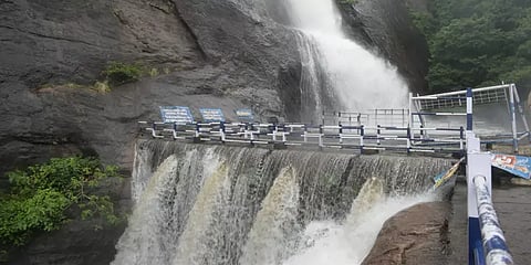 குற்றால அருவிகளில் மூன்றாவது நாளாக ஆர்ப்பரிக்கும் நீர்