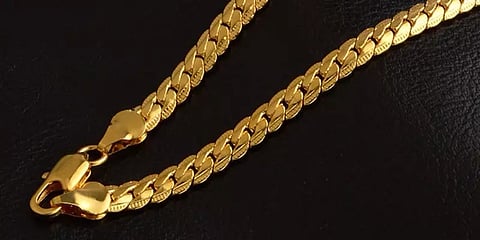 திருடிய நகைகளை வீட்டு வாசலில் வீசிச்சென்ற திருடன்