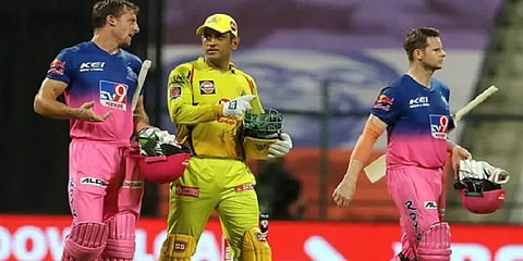 தோனியின் சீருடையுடன் ஃபோட்டோ எடுத்துள்ள ஜோஸ் பட்லர்... வைரலாகும் புகைப்படம்.!