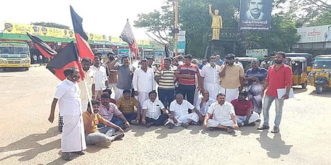 மு.க.ஸ்டாலின் குறித்து சர்ச்சை போஸ்டர்... திமுகவினர் சாலை மறியல்