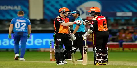 சாஹா - வார்னர் ருத்ரதாண்டவம் : 219 ரன்கள் குவித்த ஹைதராபாத்! 