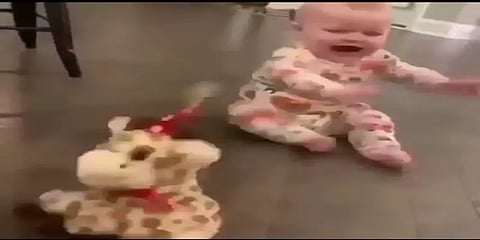 பொம்மை சுற்றுவது போலவே, தானும் தரையில் சுற்றும் சுட்டிக் குழந்தை: வைரல் வீடியோ