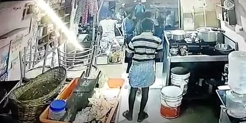 ஹோட்டல் உரிமையாளரை தாக்கிய முன்னாள் கவுன்சிலர் -சிசிடிவி வீடியோ