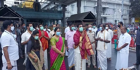 திருப்பதி கோயிலில் குடும்பத்துடன் வழிபாடு செய்த முதல்வர் பழனிசாமி.!
