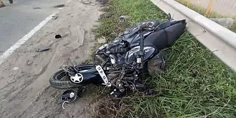 அதிவேக பைக் பயணம்…லாரியில் மோதி 3 இளைஞர்கள் பலி: அவினாசியில் சோகம்