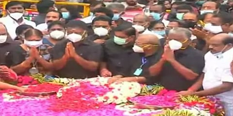 ஜெயலலிதா நினைவிடத்தில் ஓபிஎஸ் - இபிஎஸ் மரியாதை