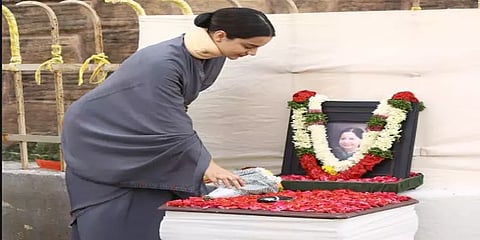 உலகம் நடிகைகளை பார்க்கும் கண்ணோட்டத்தை மாற்றியவர் அம்மா; கங்கனா ரனாவத் தமிழில் ட்விட்