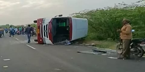 விருதுநகர்: பஞ்சாலை ஊழியர்களுடன் வந்த தனியார் பேருந்து கவிழ்ந்து விபத்து-இருவர் உயிரிழப்பு