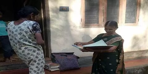 தினந்தோறும் பல கிலோமீட்டர் தூரம் நடந்தே புத்தகங்களை விநியோகிக்கும் கேரள பெண்!