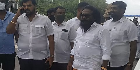 தியேட்டர்களில் 50% அனுமதி கொடுத்தால் போதும்; சிம்புக்கு கொரோனா வந்தால் தெரியும்: கருணாஸ்