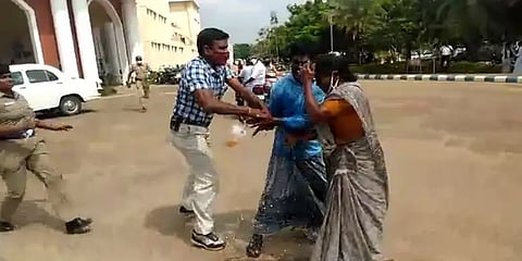 ”வட்டியுடன் ரூ12 லட்சம் கட்டுங்கள்” ஆட்சியர் அலுவலகம்முன்பு தாய், மகன் தீக்குளிக்க முயற்சி