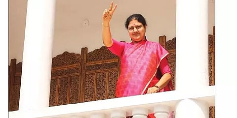 சசிகலாவுக்கு முன் இருக்கும் அரசியல் வாய்ப்புகள் என்னென்ன? - ஓர் அலசல்