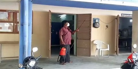 சேலம் அரசு ஆசிரியருக்கு கொரோனா தொற்று: பள்ளியில் கிருமிநாசினி தெளிக்கும் பணியாளர்கள்