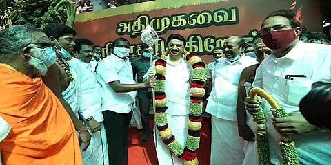 மு.க.ஸ்டாலினுக்கு திருத்தணி முருகன் கோயிலில் பூஜை செய்த வெள்ளி வேல் பரிசு