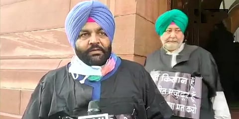 கருப்பு நிற ஆடையில் நாடாளுமன்றத்திற்கு வந்த பஞ்சாப் காங்கிரஸ் எம்.பி.க்கள்
