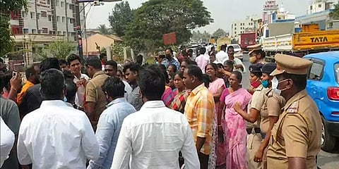 கார் மீது உரசி சென்ற லாரி - இழப்பீடு பணத்திற்காக லாரி டிரைவர் கடத்தல்