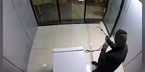 தெலங்கானா : ஏடிஎம் இயந்திரத்தை கயிறு கட்டி இழுத்துச் சென்ற முகமூடி கொள்ளையர்கள்!