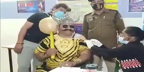 ‘எமதர்ம ராஜா’ வேடம்மிட்டு கொரோனா தடுப்பு மருந்து போட்டுக்கொண்ட காவலர்!