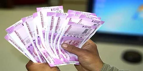 ஆம்பூரில் தேர்தல் பறக்கும்படை வாகன சோதனை - ஓட்டல் உரிமையாளரிடம் ரூ.1.50 லட்சம் பறிமுதல்