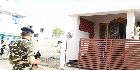 சுமார் 13 மணி நேரம்...விஜயபாஸ்கர் சகோதரரின் உதவியாளர் வீட்டில் நடந்த ஐடி ரெய்டு