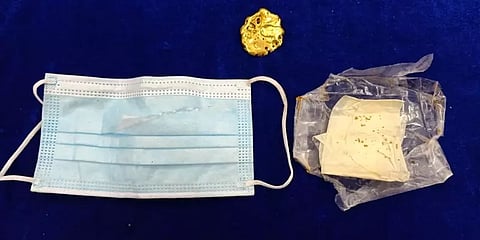 முகக்கவசத்தில் தங்கம் கடத்தல்: சென்னை விமான நிலையத்தில் பறிமுதல்!