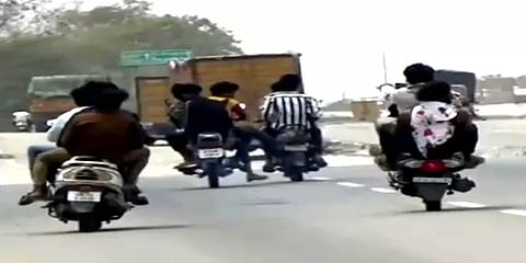 ஓசூர்: நெடுஞ்சாலையில் சாகச பயணம் மேற்கொள்ளும் இளைஞர்கள்... வாகன ஓட்டிகள் அச்சம்!