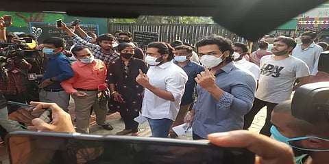 தமிழகத்தில் மக்கள் ஆர்வத்துடன் வரிசையில் நின்று வாக்களிப்பு!